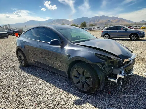 7SAYGDEE3SF294754 — 2025 Tesla Model Y, zdjęcie 4 z Copart 13.10.2026, Przód
