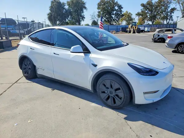 7SAYGDEE9SF217032 — 2025 Tesla Model Y, фото 4 с аукциона Copart 28.09.2026, Боковая часть