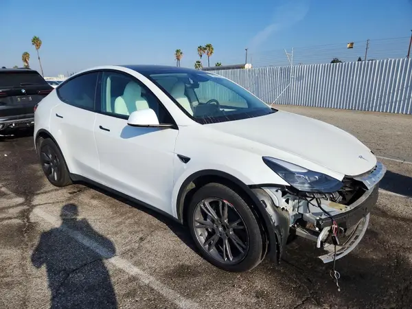 7SAYGDED7SF227632 — 2025 Tesla Model Y, photo 4 from Copart, Front end