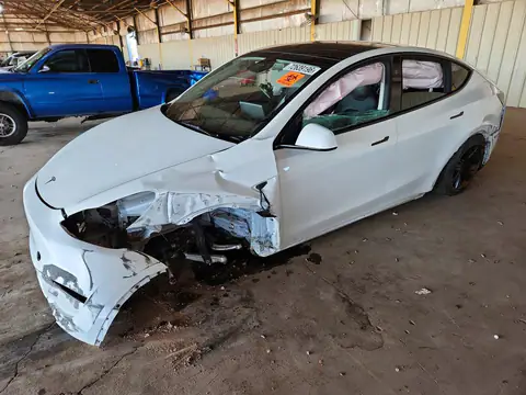 7SAYGAEEXSF301861 — 2025 Tesla Model Y, Przód, zdjęć przed naprawą