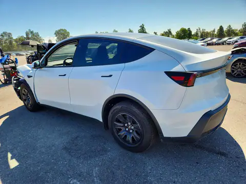 2026 Tesla Model Y VIN 7SAYGDED1TA604387 фото 2