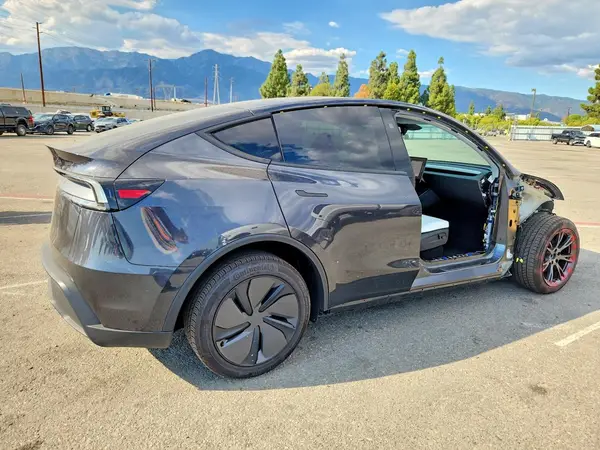 7SAYGDEDXTF452869 — 2026 Tesla Model Y, photo 3 from Copart, Front end