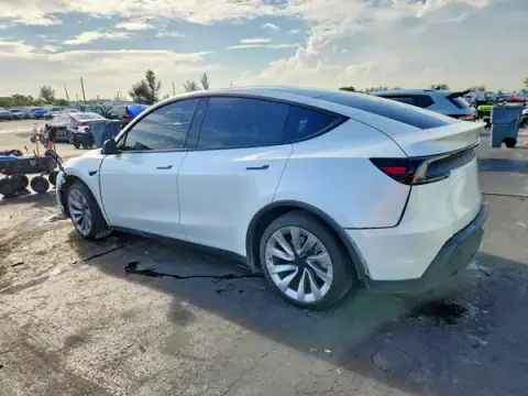 7SAYGDEE5TA393445 — 2026 Tesla Model Y, foto 2 de Copart 21.10.2026, Parte delantera