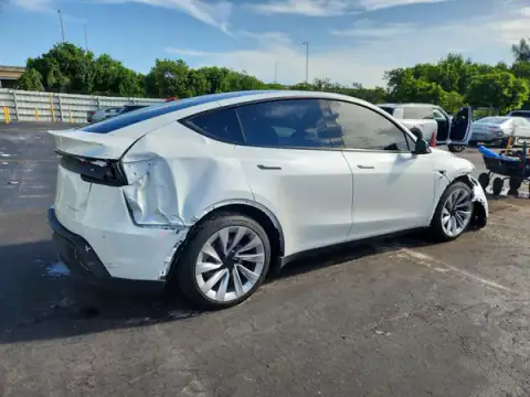 7SAYGDEE5TA393445 — 2026 Tesla Model Y, foto 3 de Copart 21.10.2026, Parte delantera
