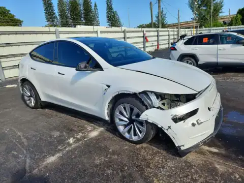 7SAYGDEE5TA393445 — 2026 Tesla Model Y, foto 4 de Copart 21.10.2026, Parte delantera