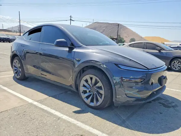 7SAYGDEE1TF602991 — 2026 Tesla Model Y, photo 4 from Copart, Minor dents and scratches
