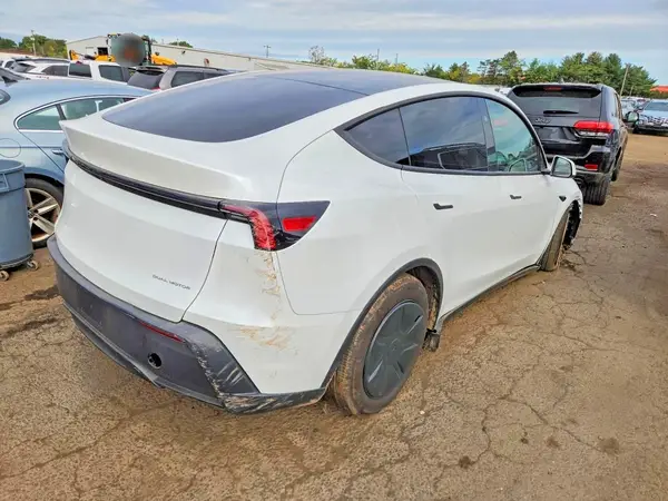7SAYGDEE2TA642400 — 2026 Tesla Model Y, zdjęcie 3 z Copart, Przód