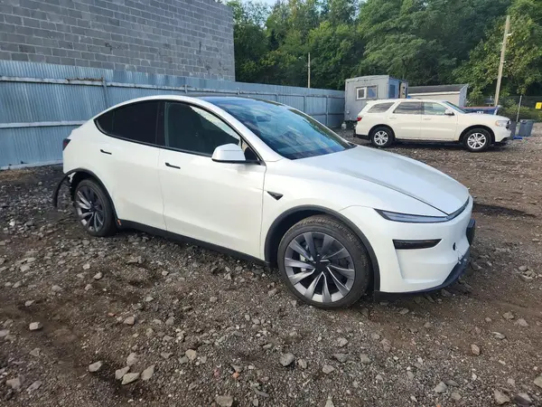 7SAYGAEE4TF653657 — 2026 Tesla Model Y, photo 4 from Copart 08.10.2026, Rear end