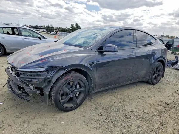7SAYGDED7TF456300 Tesla Model Y 2026 — Side damage, before-repair photo