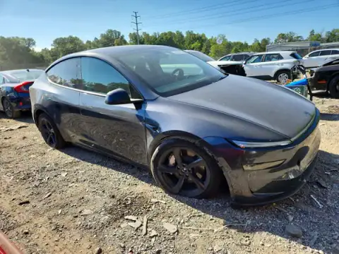 7SAYGDEE7TF532025 — 2026 Tesla Model Y, zdjęcie 4 z Copart, Przód