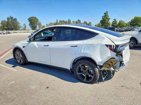 2026 Tesla Model Y VIN 7SAYGDED8TF520117 фото 2