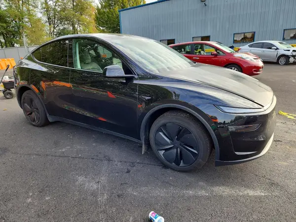 7SAYGDEDXTF431035 — 2026 Tesla Model Y, zdjęcie 4 z Copart, Drobne wgniecenia i rysy
