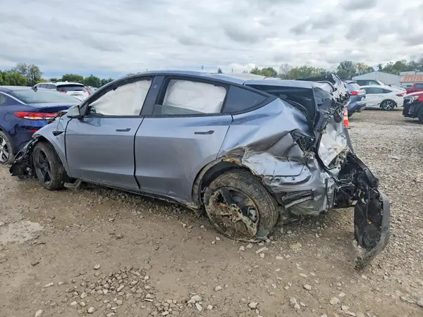 7SAYGDEE9TA693196 — 2026 Tesla Model Y, foto 2 de Copart, Vuelco