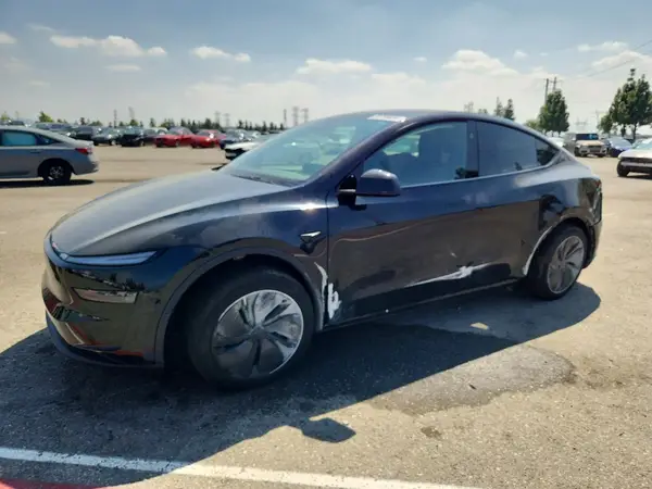 7SAYGDED9TF623823 Tesla Model Y 2026 — Side damage, before-repair photo