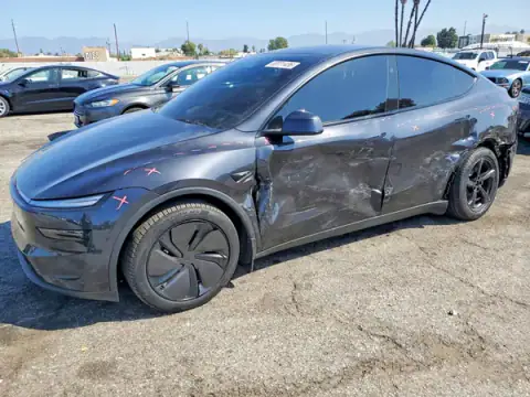 7SAYGDEE1TF657392 — 2026 Tesla Model Y, Daños en los bajos (Undercarriage), fotos antes de reparar