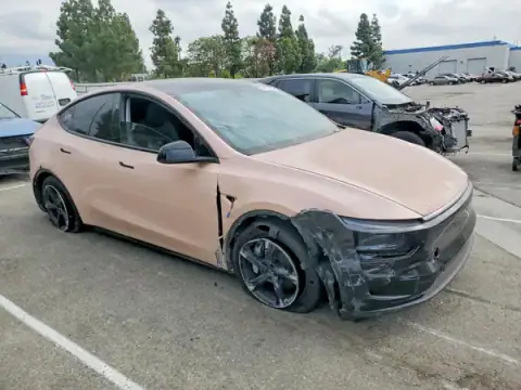 7SAYGDEE3TF456996 — 2026 Tesla Model Y, zdjęcie 4 z Copart, Przód