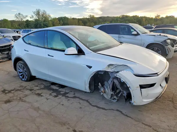 7SAYGDEE9TA699371 — 2026 Tesla Model Y, zdjęcie 4 z Copart, Przód