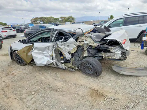 2T1BURHE8JC972972 — 2018 Toyota Corolla, фото 2 с аукциона Copart 29.09.2026, Повреждения со всех сторон