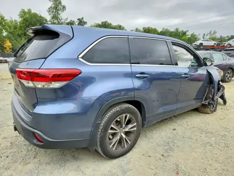 5TDBZRFH1HS442911 — 2017 Toyota Highlander, zdjęcie 3 z Copart 20.10.2026, Przód