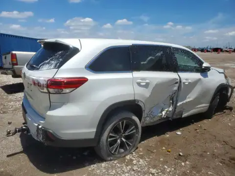 5TDZZRFH9JS235123 — 2018 Toyota Highlander, zdjęcie 3 z Copart 21.09.2026, Przód