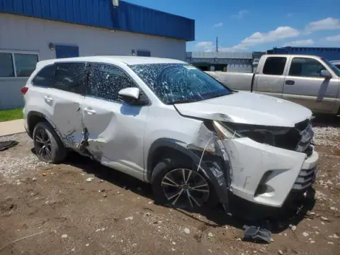 5TDZZRFH9JS235123 — 2018 Toyota Highlander, zdjęcie 4 z Copart 21.09.2026, Przód