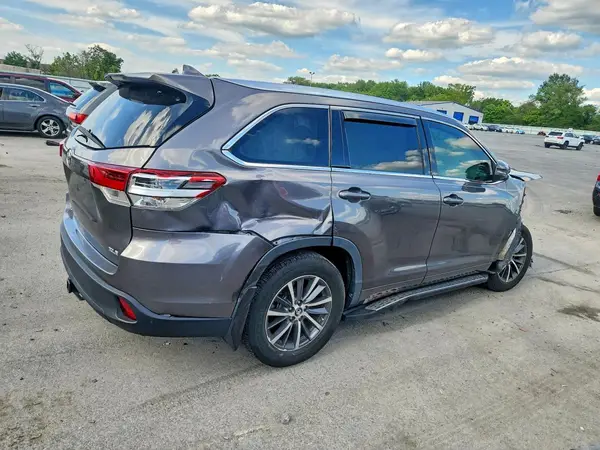 5TDKZRFH7JS536975 — 2018 Toyota Highlander, zdjęcie 3 z Copart, Uszkodzenia dookoła