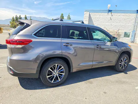 2018 Toyota Highlander VIN 5TDKZRFH6JS529757 фото 3