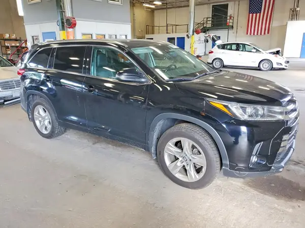 5TDDZRFH2JS906089 — 2018 Toyota Highlander, photo 4 from Copart 20.10.2026, Rear end