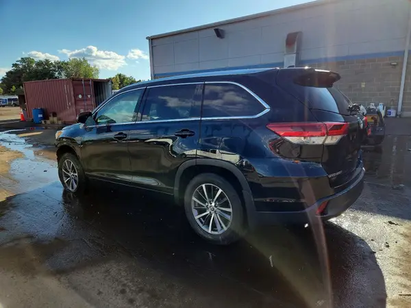 5TDJZRFH0JS557792 — 2018 Toyota Highlander, zdjęcie 2 z Copart, Przód