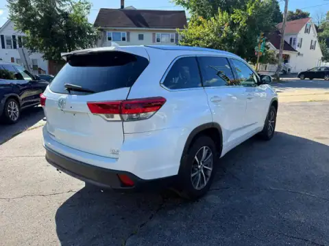 5TDJZRFH2JS808876 — 2018 Toyota Highlander, zdjęcie 3 z Copart 21.10.2026, Drobne wgniecenia i rysy