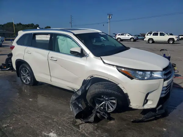 5TDJZRFH4JS845296 — 2018 Toyota Highlander, zdjęcie 4 z Copart 05.10.2026, Przód