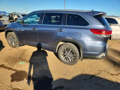 5TDJZRFH3JS805999 — 2018 Toyota Highlander, zdjęcie 2 z Copart, Przód