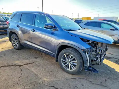 5TDJZRFH3JS805999 — 2018 Toyota Highlander, zdjęcie 4 z Copart, Przód