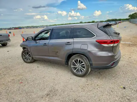 5TDKZRFHXJS547615 — 2018 Toyota Highlander, zdjęcie 2 z Copart, Przód