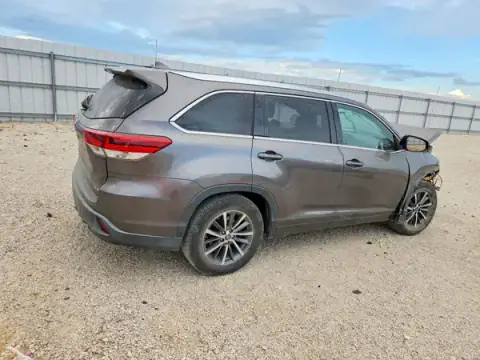 5TDKZRFHXJS547615 — 2018 Toyota Highlander, zdjęcie 3 z Copart, Przód