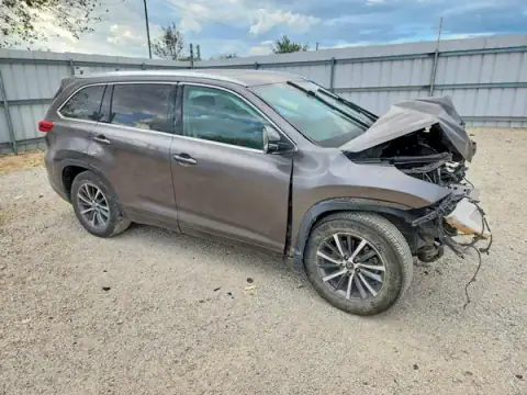 5TDKZRFHXJS547615 — 2018 Toyota Highlander, zdjęcie 4 z Copart, Przód