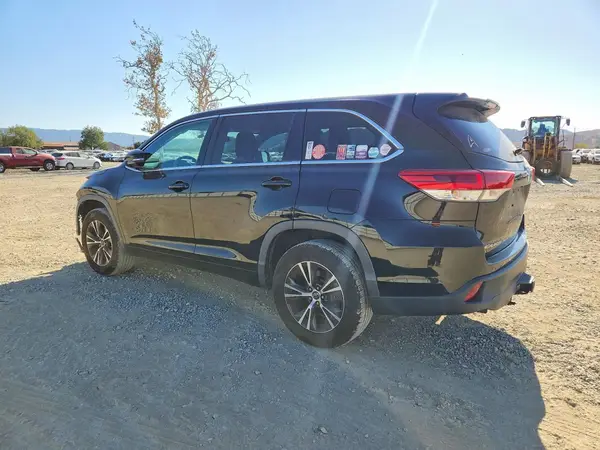 5TDZZRFH3JS258901 — 2018 Toyota Highlander, фото 2 с аукциона Copart, Передняя часть