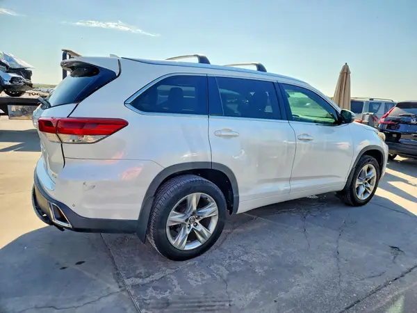 5TDYZRFH4JS237695 — 2018 Toyota Highlander, zdjęcie 3 z Copart 12.10.2026, Normalne zużycie