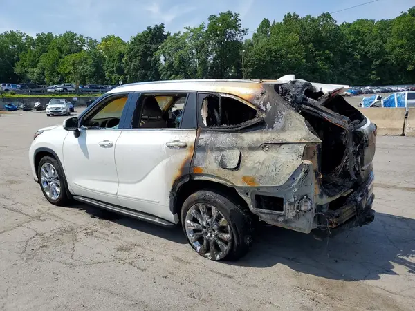 5TDDZRBH2MS111120 — 2021 Toyota Highlander, photo 2 from Copart 28.09.2026, Fire