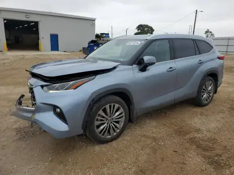 5TDFZRBH5MS158358 Toyota Highlander 2021 — Front end damage, before-repair photo