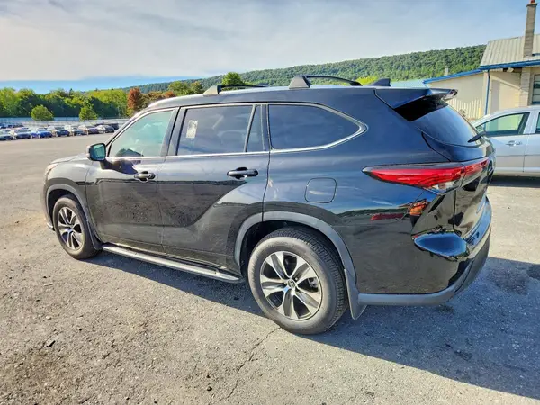 5TDGZRBH5MS142293 — 2021 Toyota Highlander, photo 2 from Copart, Minor dents and scratches