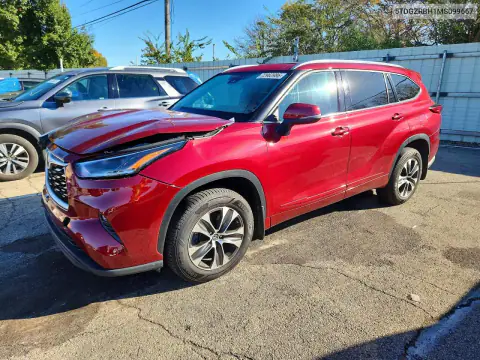 5TDGZRBH1MS099667 — 2021 Toyota Highlander, Front end, before-repair photos