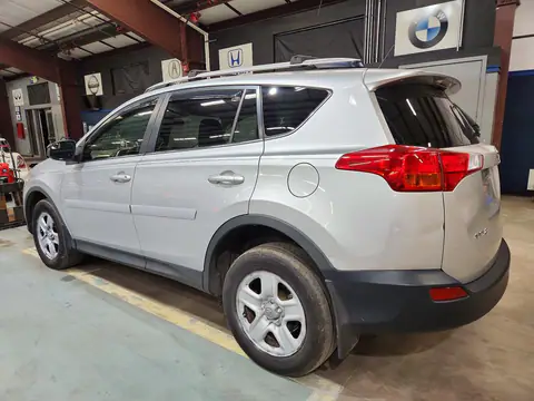 JTMBFREV5FD149585 — 2015 Toyota RAV4, фото 2 з Copart 22.10.2026, Незначні вм’ятини й подряпини