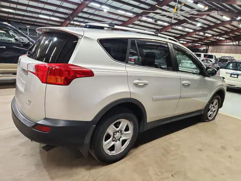 JTMBFREV5FD149585 — 2015 Toyota RAV4, фото 3 з Copart 22.10.2026, Незначні вм’ятини й подряпини