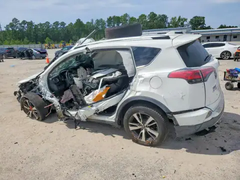 JTMWFREV4HJ108774 — 2017 Toyota RAV4, фото 2 с аукциона Copart, опрокидывание