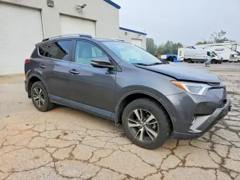 2T3RFREV4HW650049 — 2017 Toyota RAV4, zdjęcie 4 z Copart 10.10.2026, Przód