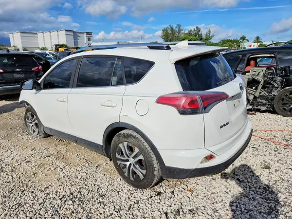 JTMZFREV5HJ715330 — 2017 Toyota RAV4, фото 2 с аукциона Copart 13.10.2026, Передняя часть
