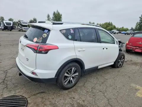 JTMRFREV3JD258277 — 2018 Toyota RAV4, foto 3 de Copart, Parte delantera