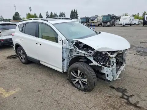 JTMRFREV3JD258277 — 2018 Toyota RAV4, foto 4 de Copart, Parte delantera