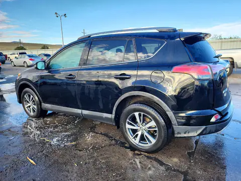 2T3RFREV2JW813190 — 2018 Toyota RAV4, foto 2 de Copart, Parte trasera